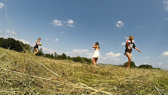 少女在野外裸露胸部和裸露屁股享受夏日嬉戏