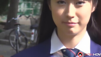 Tomomi Motozawa Fa Un Pompino A Un Compagno Di Classe In Uniforme Scolastica.