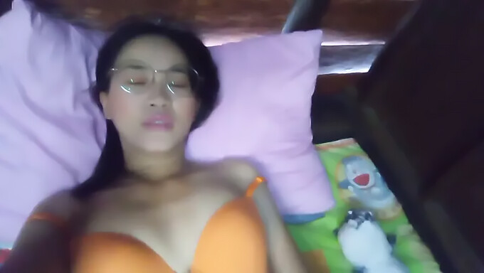 Une Thaïlandaise Se Laisse Aller À Une Session De Masturbation En Solo