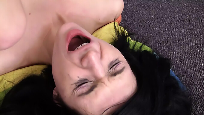 Russische Schönheit Gibt Einem Großen Schwanz Einen Deepthroat-Blowjob