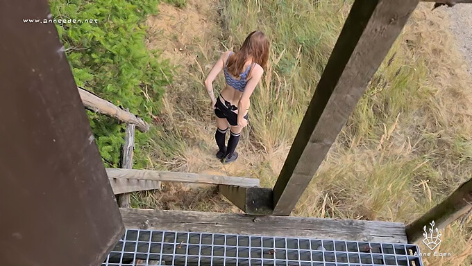 Video Pov De Un Voyeur Viendo A Una Adolescente Masturbarse Al Aire Libre Y Tener Sexo