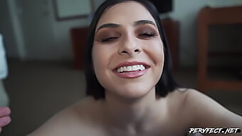 Kaitlyn Katsaros Memancarkan Sensualiti Semasa Pertemuan Bertema Bdsm