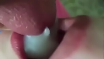 Ruiva Recebe Uma Boca Cheia De Esperma Em Um Vídeo Quente.