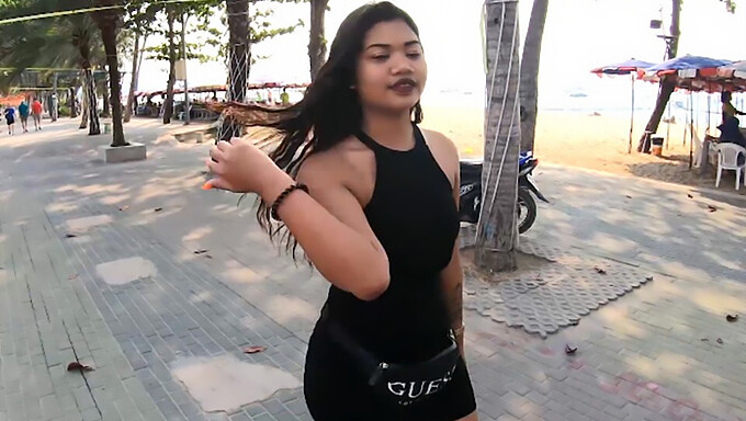 Eine Junge Thailänderin Mit Großem Po Filmt Eine Hardcore Sexszene Mit Einem Gut Bestückten Reisenden Aus Europa