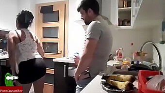 Follada En La Cocina De Una Pareja Termina Con Corrida Facial