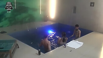 Ratas Del Gimnasio Y Diosas Del Fitness En Un Trío Caliente En La Piscina.