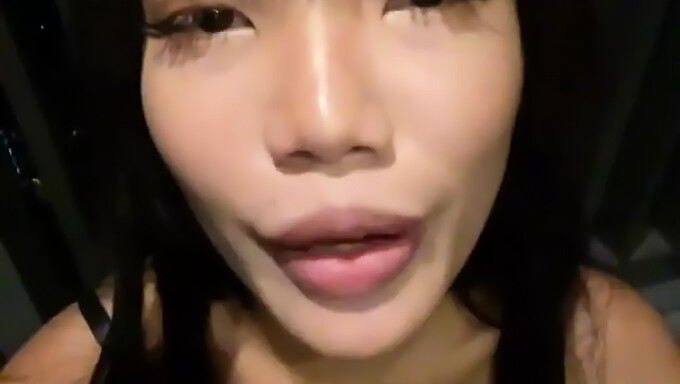 La Jeune Asiatique Emma Se Fait Prendre En Train De Se Masturber Par Son Ami Porno