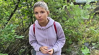 Gina Gersons Outdoor-Pinkeln Führt Zu Intensivem Blowjob Und Analsex