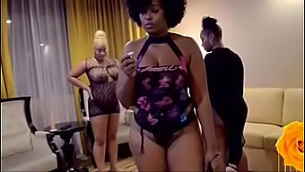 Interracialer Analsex Mit Einer Atemberaubenden Ebony-Pornodarstellerin