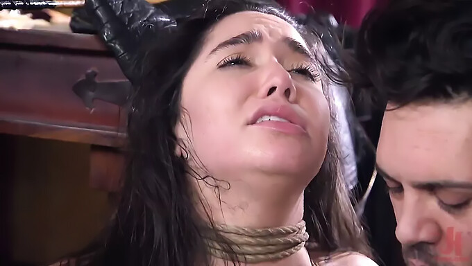 Η Karlee Grey Παίρνει Βοήθεια Με Έναν Δονητή Σε Σκηνή Bdsm