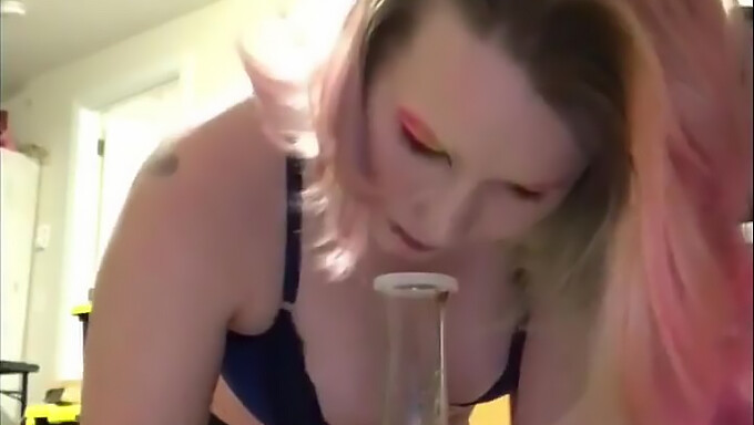 Amateurgirl Mit Piercing Und Gefärbten Haaren Gibt Rauchenden Blowjob