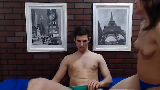 Vzrušený Pár Se Před Kamerou Věnuje Intimním Aktivitám