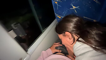 Horúca A Pikantná Latinská Baba Sa V Autobuse Nezbedne Vyfajčí A Zakončí Chaotickým Výstrekom Na Tvár