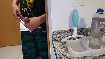 Una Impresionante Milf Es Follada En La Cocina Por Su Jefe